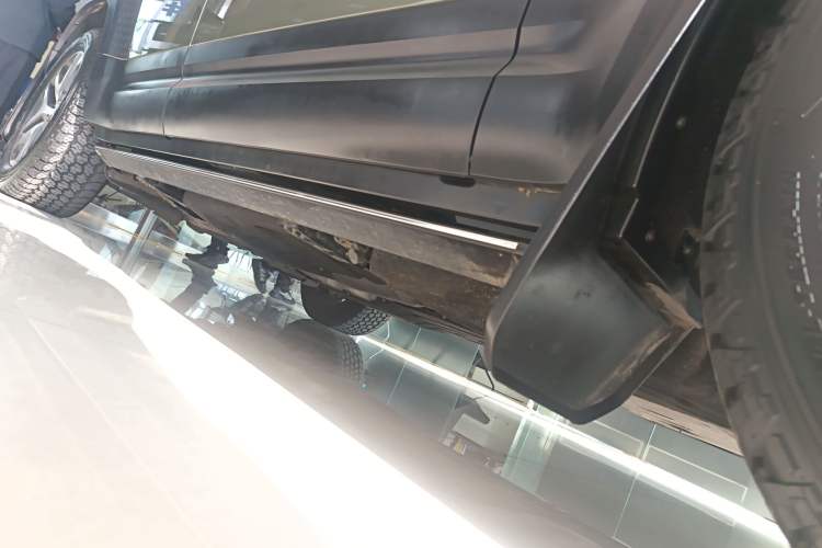 Used Land Rover Defender 2023 Facelift 110 3.0T P400 Dark Edition Right Side Sill