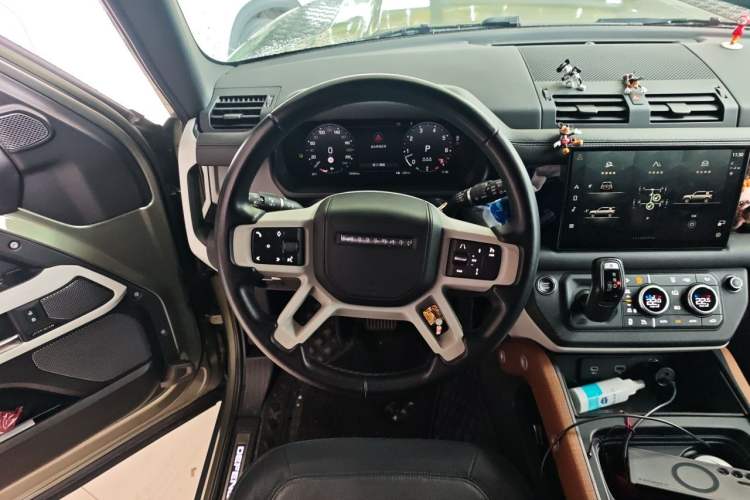 Used Land Rover Defender 2023 Facelift 110 3.0T P400 X-DYNAMIC HSE Steering Wheel