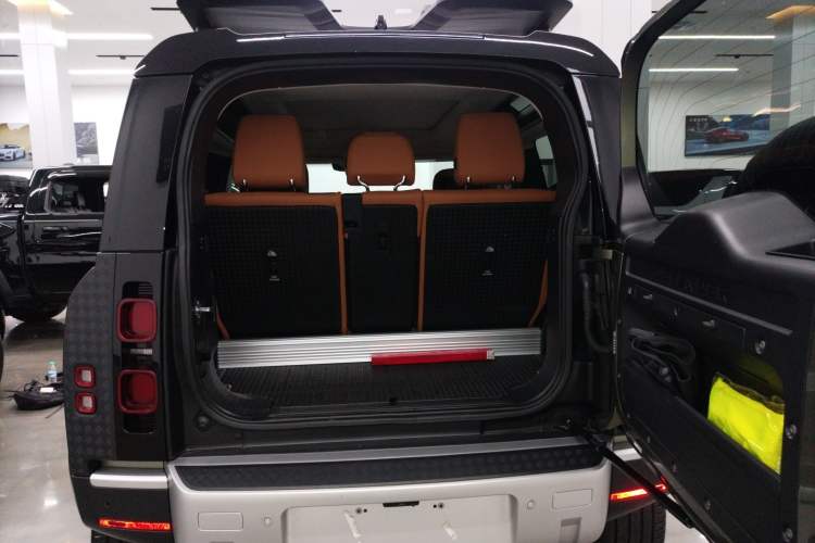 Used Land Rover Defender 2023 90 3.0T P400 Dark Edition Trunk