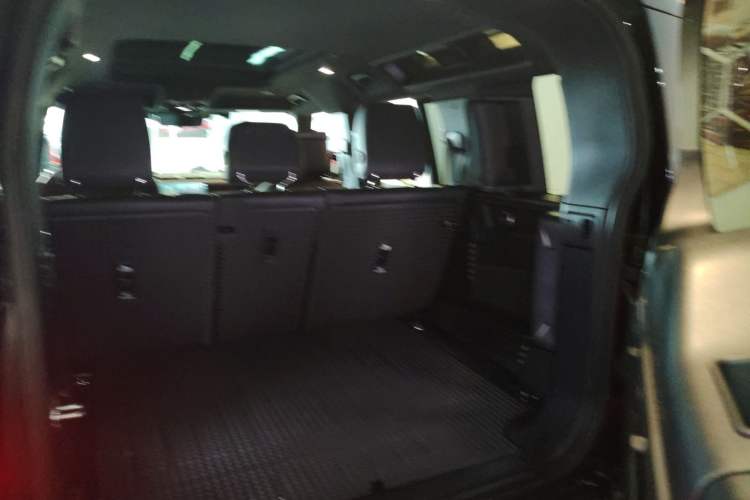 Used Land Rover Defender 2023 Facelift 110 3.0T P400 X-DYNAMIC HSE Trunk
