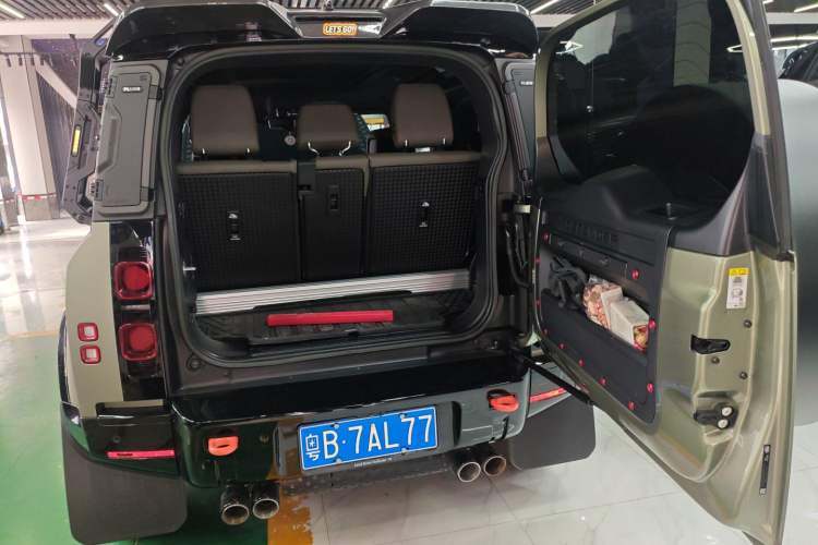 Used Land Rover Defender 2023 Facelift 90 2.0T P300 X-DYNAMIC HSE Trunk
