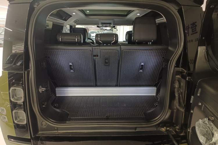 Used Land Rover Defender 2023 Facelift 90 3.0T P400 XS Trunk