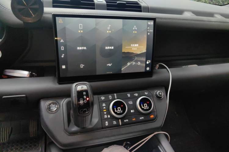 Used Land Rover Defender 2023 110 3.0T P400 X-DYNAMIC HSE Audio And AC Panel