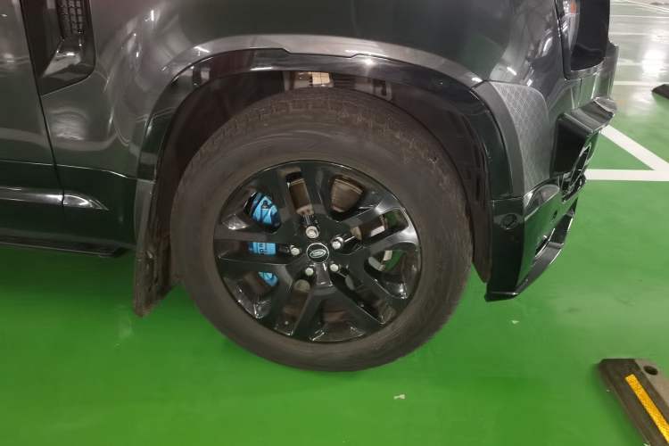Used Land Rover Defender 2023 Facelift 110 3.0T P400 Dark Edition Right Front Wheel Hub