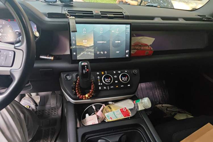 Used Land Rover Defender 2023 Facelift 110 3.0T P400 X-DYNAMIC HSE Audio And AC Panel