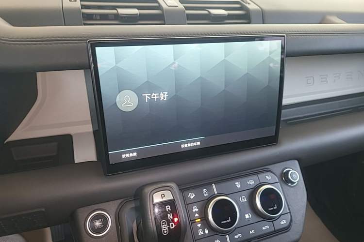 Used Land Rover Defender 2023 90 2.0T P300 X-DYNAMIC HSE Audio And AC Panel