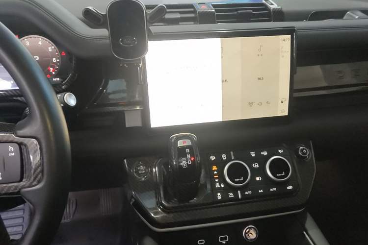 Used Land Rover Defender 2023 110 3.0T P400 Dark Edition Audio And AC Panel