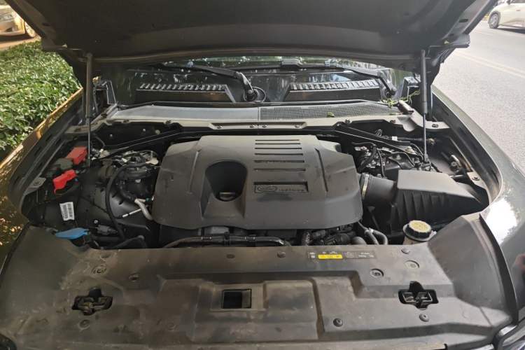 Used Land Rover Defender 2023 Facelift 110 3.0T P400 X-DYNAMIC HSE Engine Bay