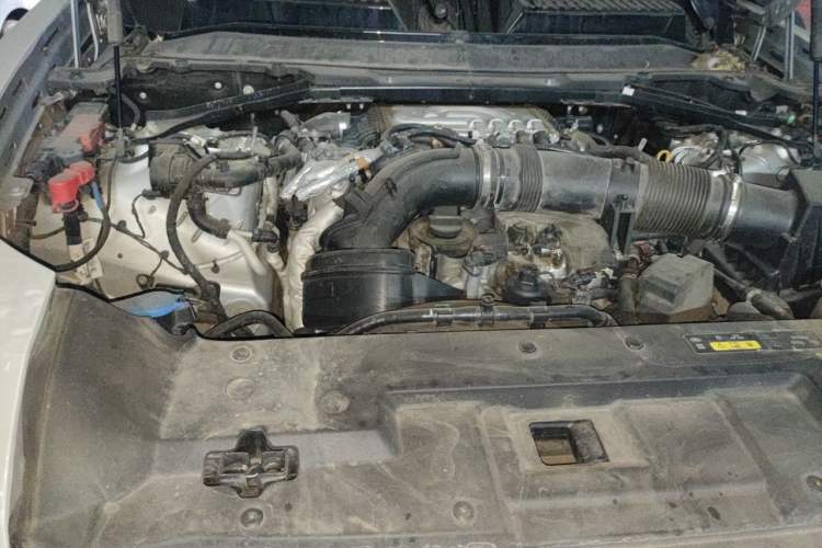 Used Land Rover Defender 2023 Facelift 90 3.0T P400 XS Engine Bay