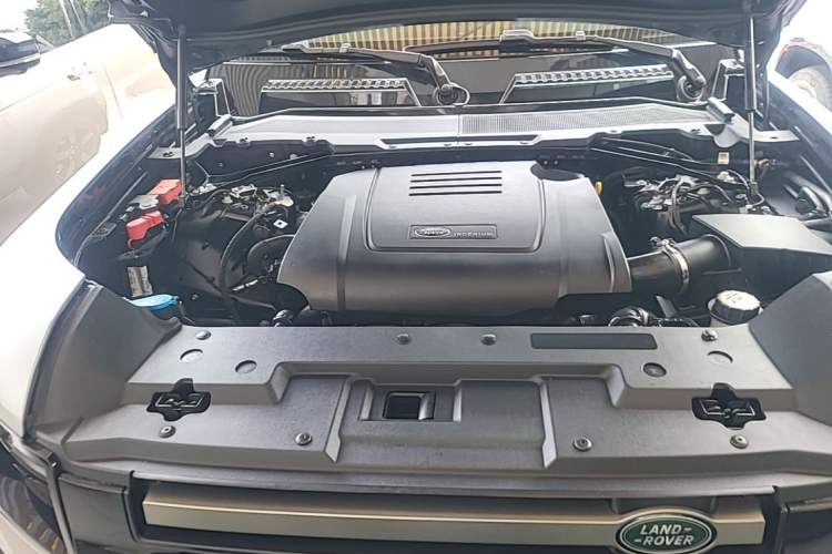 Used Land Rover Defender 2023 90 2.0T P300 X-DYNAMIC HSE Engine Bay