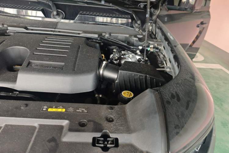 Used Land Rover Defender 2023 110 3.0T P400 X Engine Bay Left
