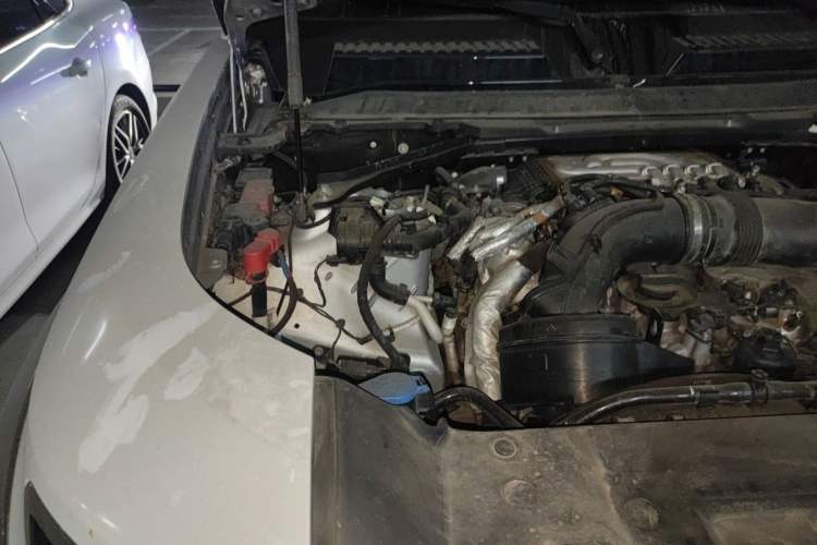 Used Land Rover Defender 2023 Facelift 90 3.0T P400 XS Engine Bay Right