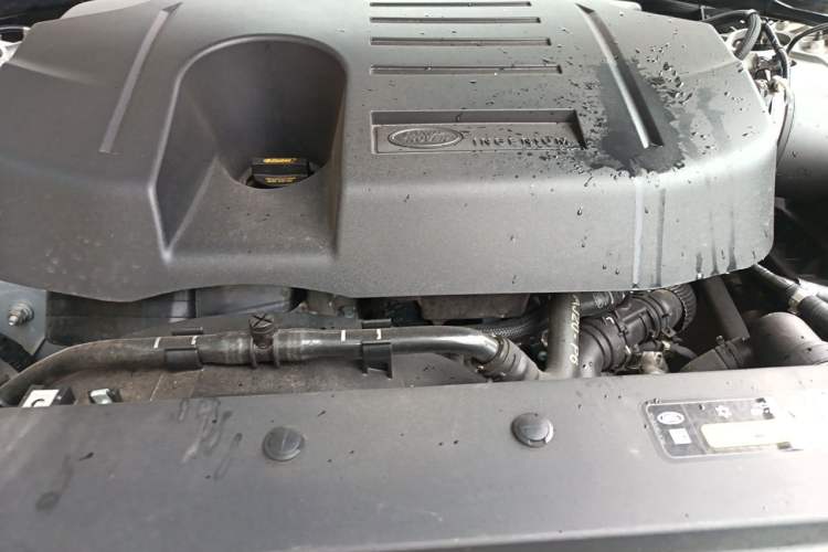 Used Land Rover Defender 2023 Facelift 110 3.0T P400 Dark Edition Engine Bay