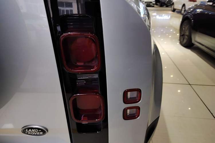 Used Land Rover Defender 2023 Facelift 90 2.0T P300 SE Exterior 3