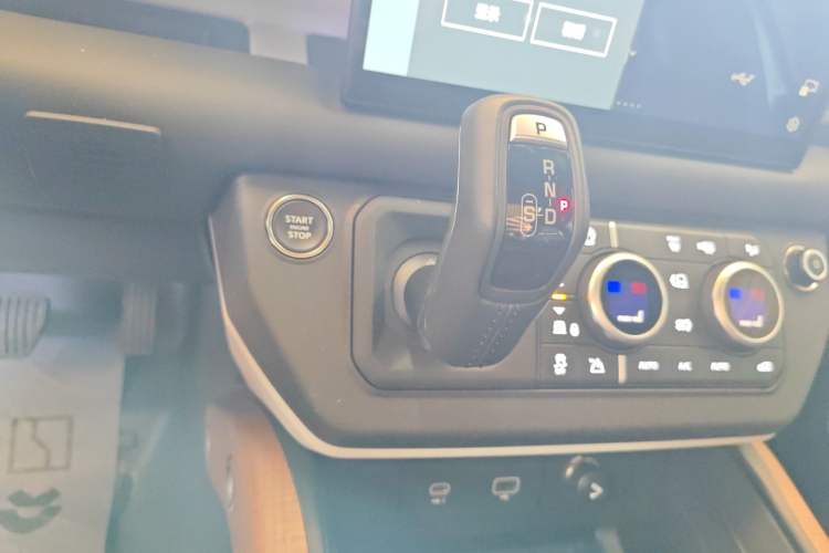 Used Land Rover Defender 2023 Facelift 110 3.0T P400 X-DYNAMIC HSE Gear Lever