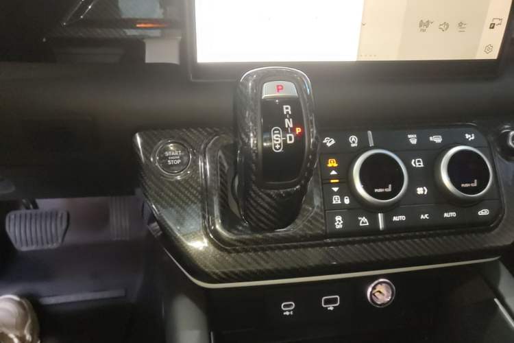 Used Land Rover Defender 2023 110 3.0T P400 Dark Edition Gear Lever