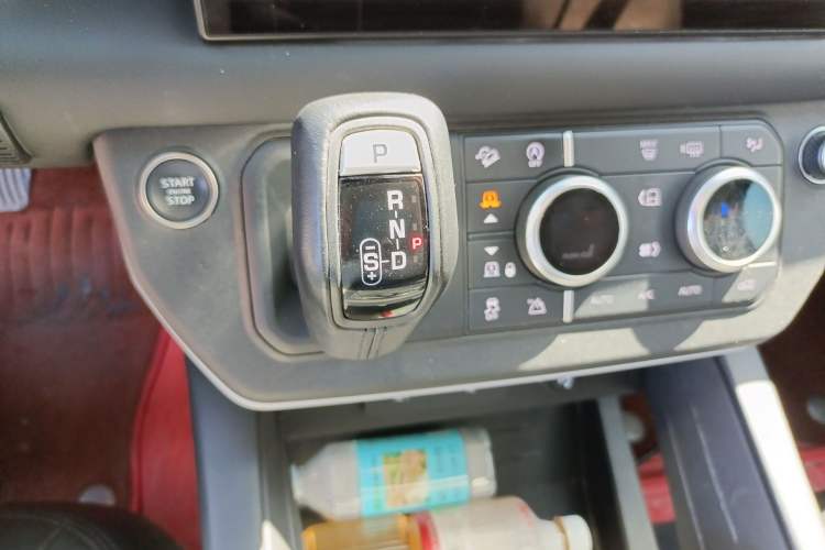 Used Land Rover Defender 2023 110 3.0T P400 75th Anniversary Legend Edition Gear Lever