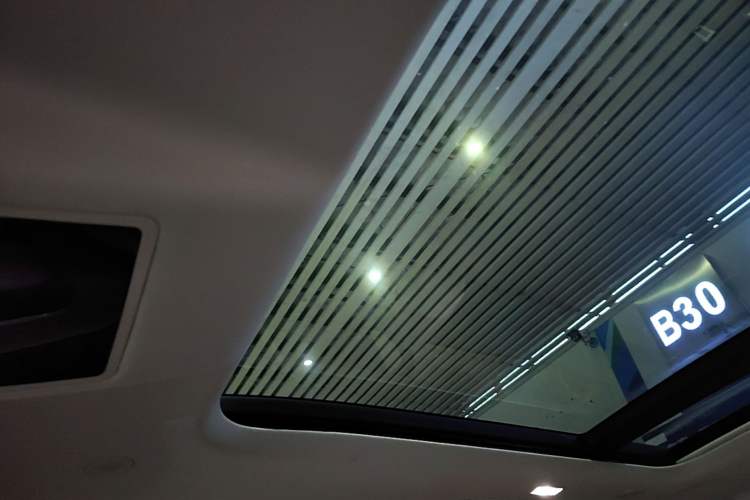 Used Land Rover Defender 2023 Facelift 90 2.0T P300 SE Headliner