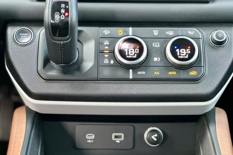 Used Land Rover Defender 2023 Facelift 110 3.0T P400 Dark Edition Interior 5