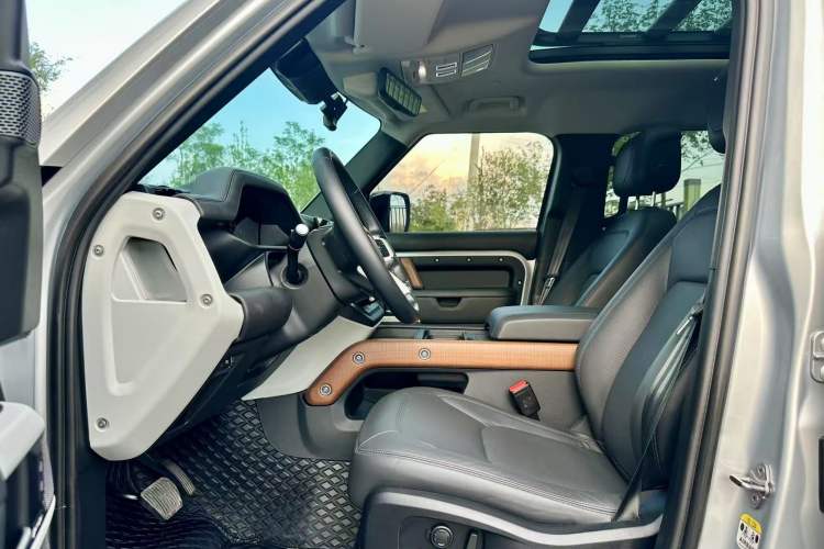 Used Land Rover Defender 2023 Facelift 110 3.0T P400 Dark Edition Interior 7