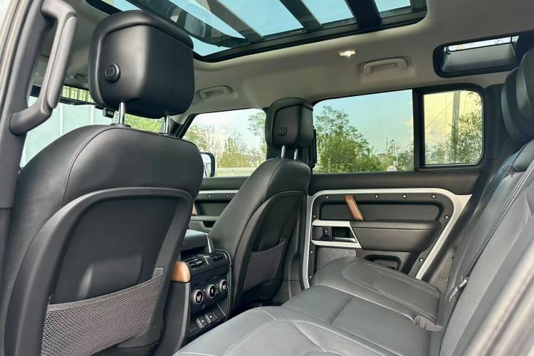 Used Land Rover Defender 2023 Facelift 110 3.0T P400 Dark Edition Interior 8