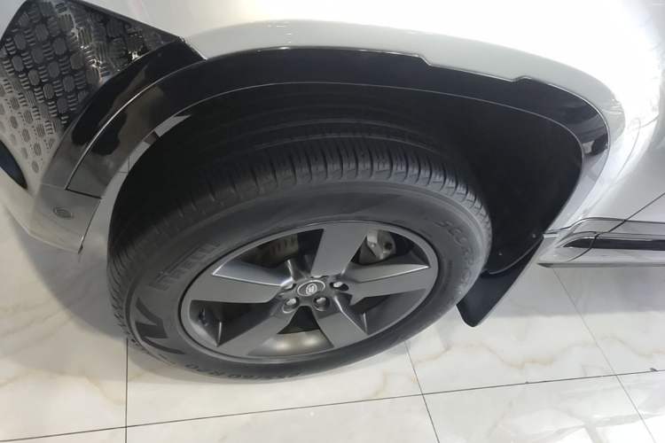 Used Land Rover Defender 2023 110 3.0T P400 Dark Edition Left Front Wheel Hub