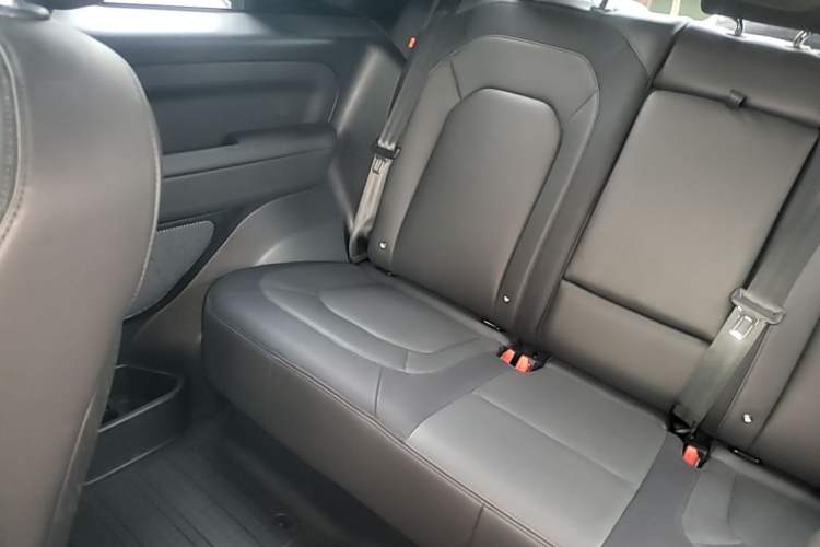 Used Land Rover Defender 2023 90 2.0T P300 X-DYNAMIC HSE Left Rear Seat
