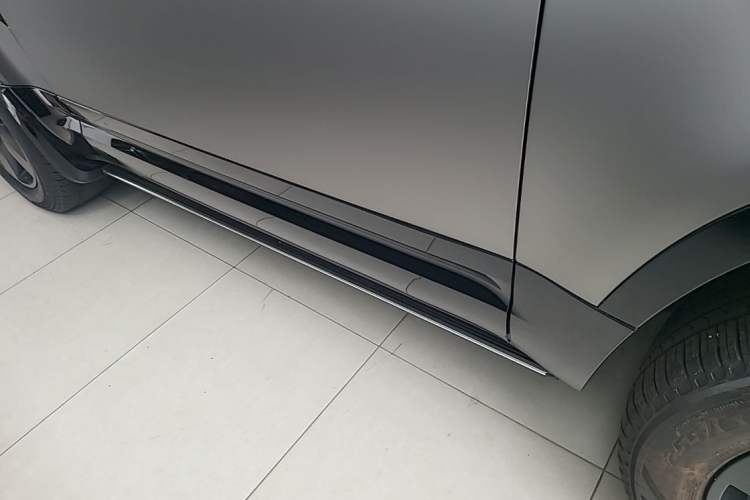 Used Land Rover Defender 2023 90 2.0T P300 X-DYNAMIC HSE Left Side Sill