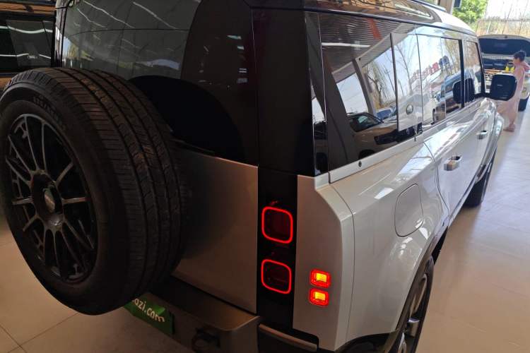Used Land Rover Defender 2023 Facelift 110 3.0T P400 X-DYNAMIC HSE Rear Right 45 Deg
