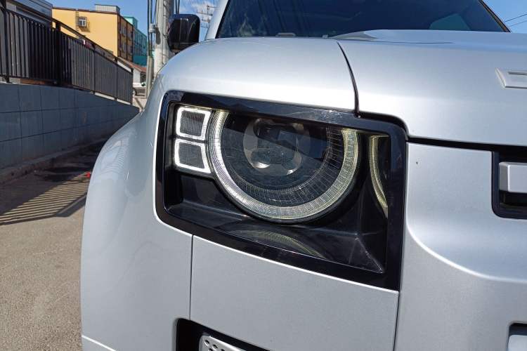 Used Land Rover Defender 2023 110 3.0T P400 75th Anniversary Legend Edition Right Front Headlight