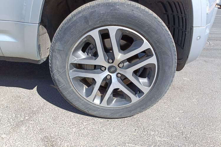 Used Land Rover Defender 2023 110 3.0T P400 75th Anniversary Legend Edition Right Front Wheel Hub