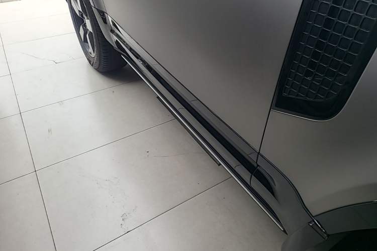 Used Land Rover Defender 2023 90 2.0T P300 X-DYNAMIC HSE Right Side Sill
