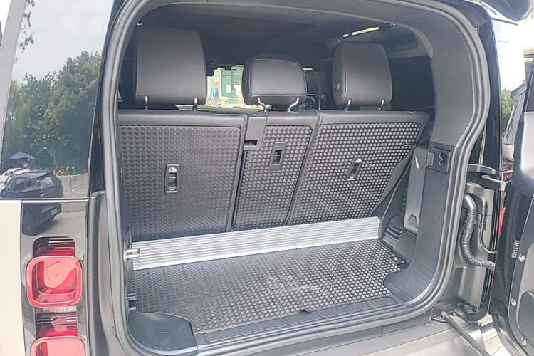 Used Land Rover Defender 2023 90 2.0T P300 X-DYNAMIC HSE Trunk