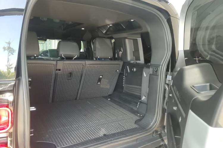 Used Land Rover Defender 2023 110 3.0T P400 Dark Edition Trunk