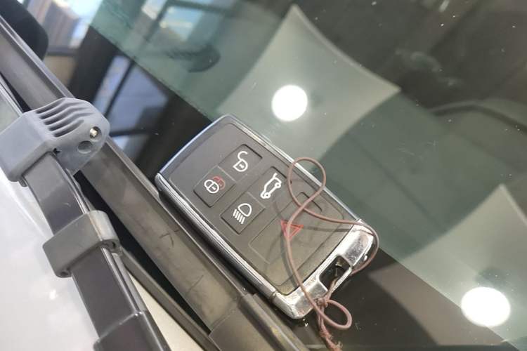 Used Land Rover Defender 2023 110 3.0T P400 Dark Edition Vehicle Key