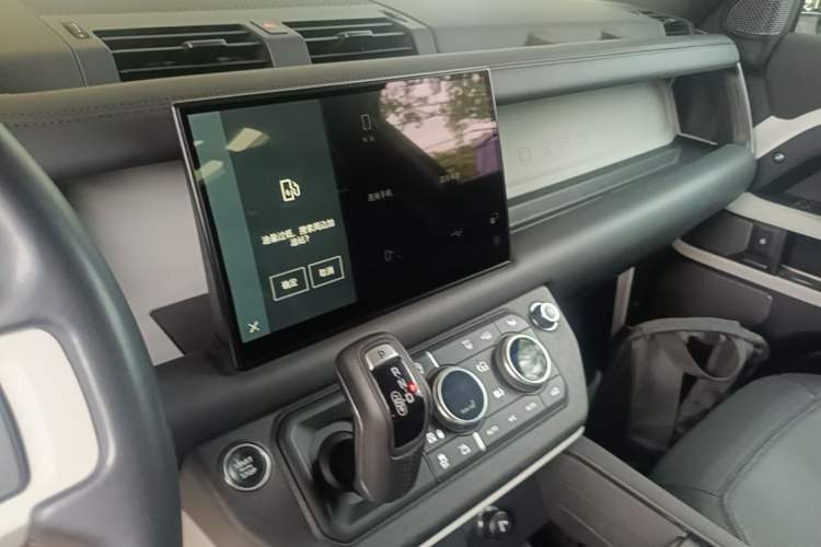 Used Land Rover Defender 2023 Facelift 90 2.0T P300 X-DYNAMIC HSE Audio And AC Panel