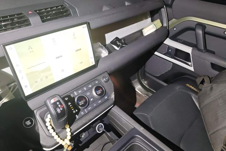 Used Land Rover Defender 2023 110 3.0T P400 X-DYNAMIC HSE Audio And AC Panel