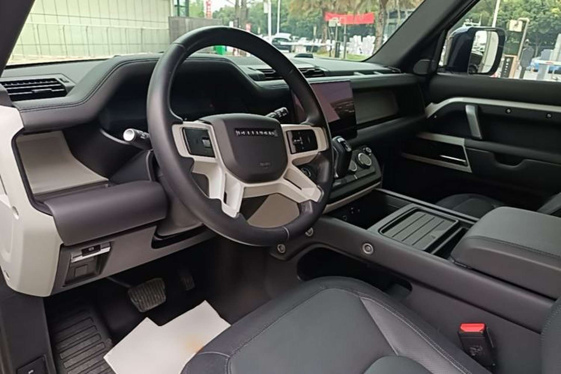Used Land Rover Defender 2023 Facelift 90 2.0T P300 X-DYNAMIC HSE Center Console