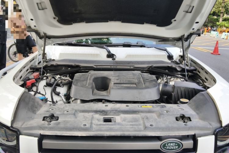 Used Land Rover Defender 2023 110 3.0T P400 X-DYNAMIC HSE Engine Bay