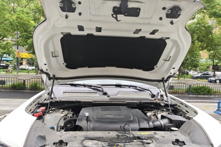 Used Land Rover Defender 2023 Facelift 90 2.0T P300 X-DYNAMIC HSE Engine Bay