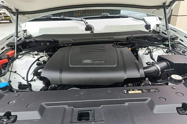 Used Land Rover Defender 2023 Facelift 90 2.0T P300 X-DYNAMIC HSE Engine Bay