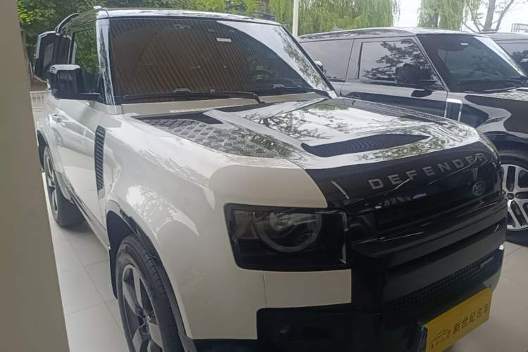 Used Land Rover Defender 2023 Facelift 90 2.0T P300 X-DYNAMIC HSE Front Right 45 Deg