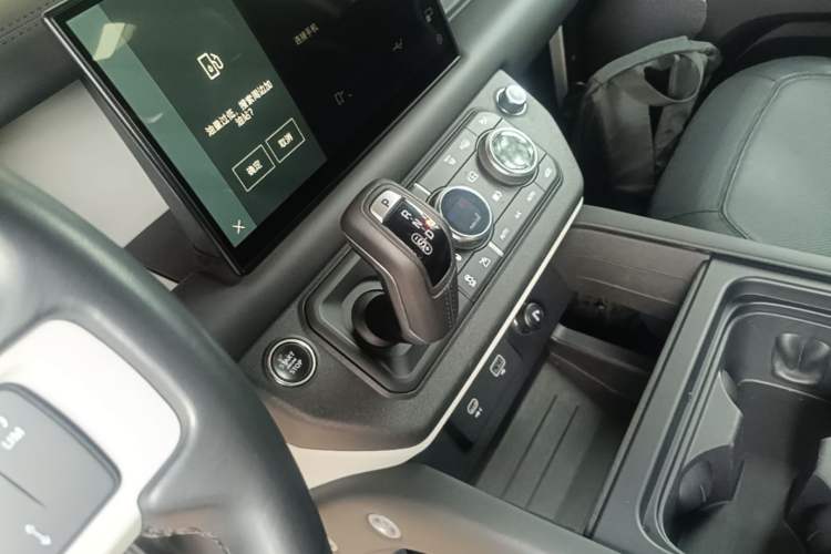 Used Land Rover Defender 2023 Facelift 90 2.0T P300 X-DYNAMIC HSE Gear Lever