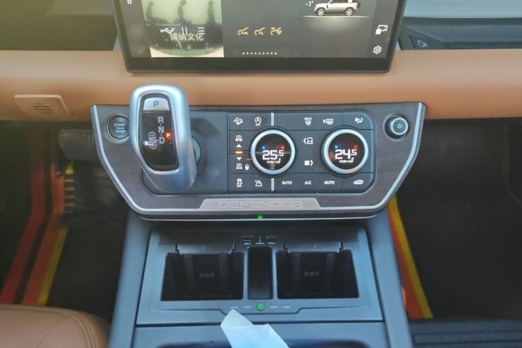 Used Land Rover Defender 2023 Facelift 110 3.0T P400 Dark Edition Gear Lever