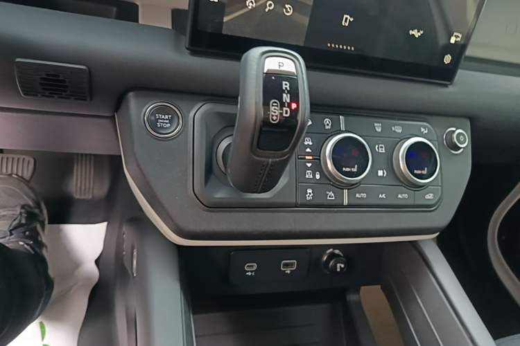 Used Land Rover Defender 2023 Facelift 90 2.0T P300 X-DYNAMIC HSE Gear Lever