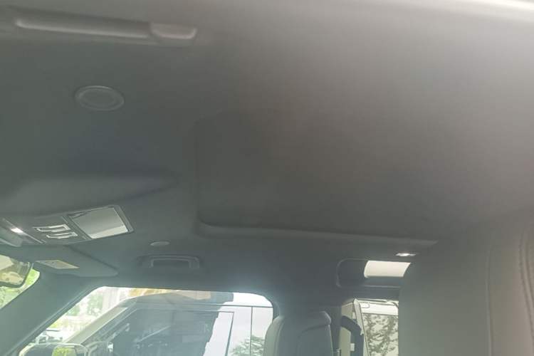 Used Land Rover Defender 2023 Facelift 90 2.0T P300 X-DYNAMIC HSE Headliner