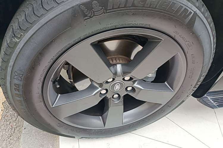 Used Land Rover Defender 2023 Facelift 90 2.0T P300 X-DYNAMIC HSE Left Front Wheel Hub