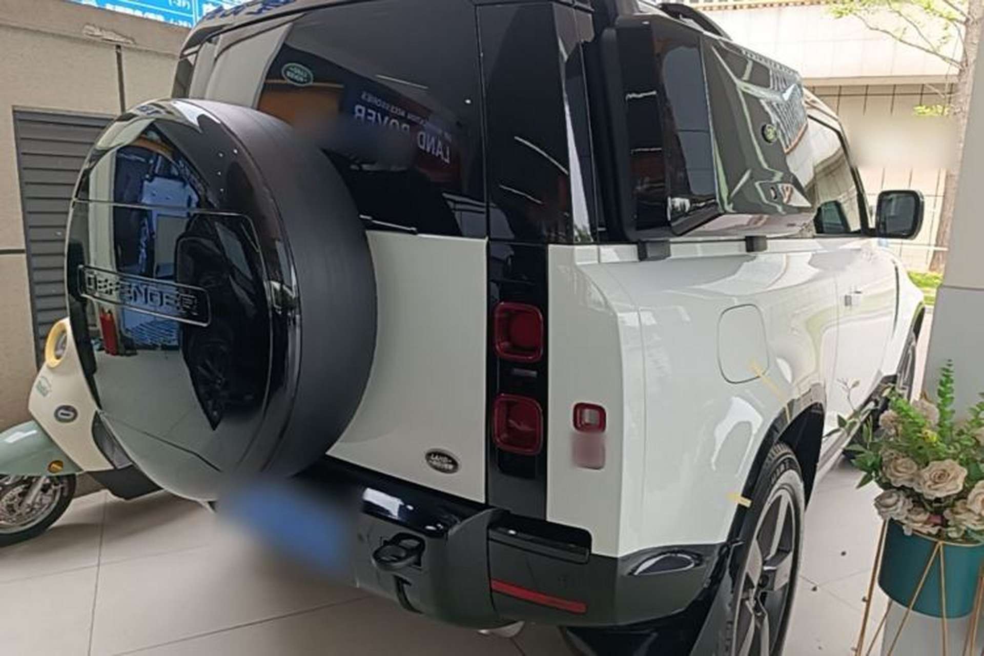 Used Land Rover Defender 2023 Facelift 90 2.0T P300 X-DYNAMIC HSE Rear Right 45 Deg