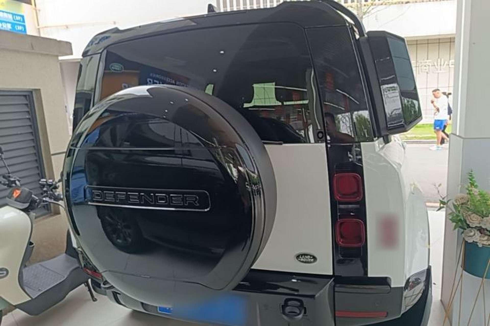 Used Land Rover Defender 2023 Facelift 90 2.0T P300 X-DYNAMIC HSE Rear