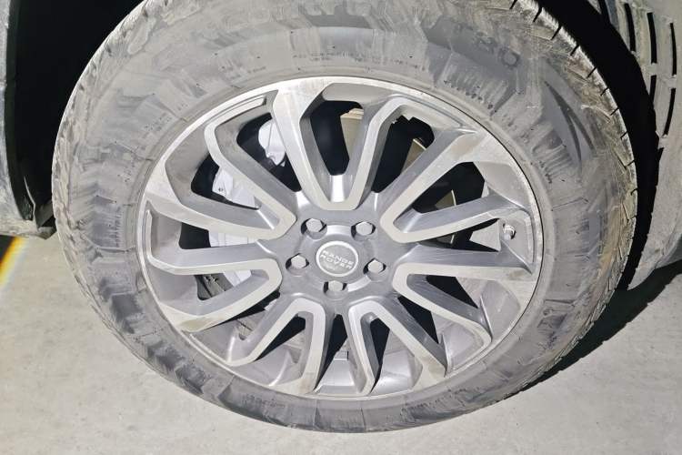 Used Land Rover Defender 2023 110 3.0T P400 X-DYNAMIC HSE Right Front Wheel Hub